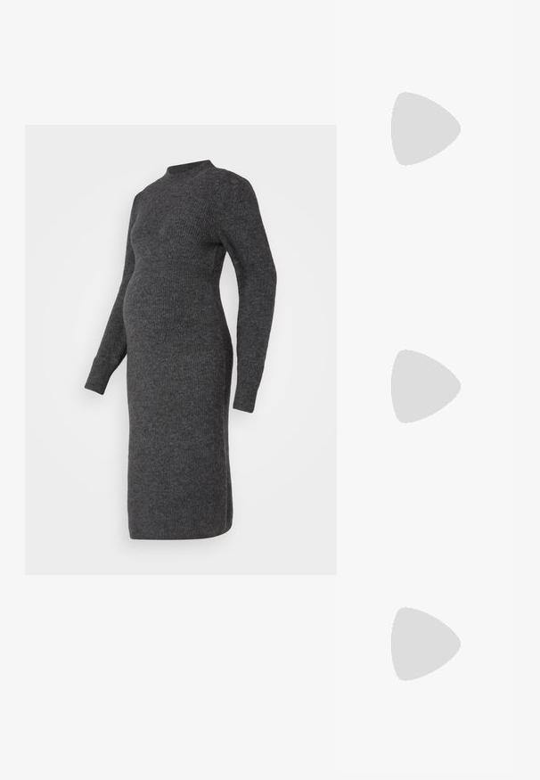 Vestido de maternidade cinza, tricotado, com mangas longas, textura canelada, decote alto e moldagem ajustada, atingindo a altura da metade da panturrilha.; Botim preto de tornozelo feito de material brilhante, com bico quadrado e salto afunilado, posicionado contra um fundo prateado brilhante com detalhes acolchoados.; Óculos de sol pretos com armação retangular, acabamento mate, lentes escuras e hastes ligeiramente curvas. Detalhe de logótipo subtil numa das hastes.; Brincos de argola prateados com um acabamento suave e brilhante. Forma arredondada, design leve, com fecho de pino.