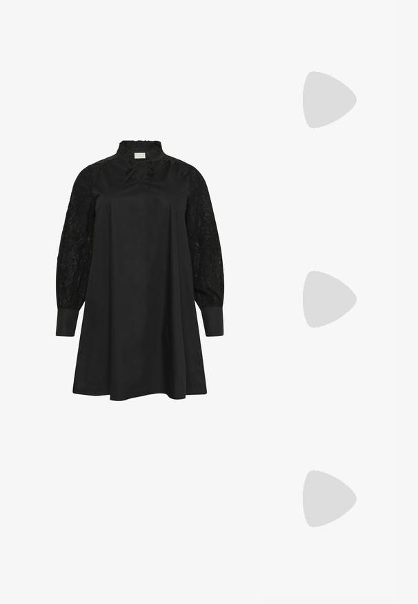 Kaffe Curve MYNTHIA  - Robe de jour - black deep; Sandale noire à lanières avec un bout carré et un petit talon bloc. Elle présente plusieurs fines lanières et une sangle de cheville ajustable. Fabriquée en cuir lisse.; Sac bandoulière en cuir noir avec une texture lisse, de forme rectangulaire et un détail en chaîne métallique à l'avant. Sangle réglable incluse.; Bague en argent à double bande avec une surface lisse et polie. Présente un design fluide et courbé avec des sections qui se chevauchent pour un look moderne.