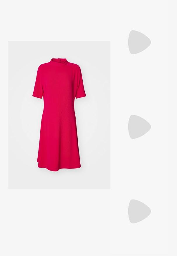 HUGO NEDESI - Trikoomekko - bright pink; Mustat korkokengät sandaalit, joissa on ohuet hihnat solmittuna, sileä neliön muotoinen varvasosa ja tyylikäs stiletto-korko.; Vaalea harmaa metallinen käsilaukku, jossa on ketjusanka. Laukku on koristeltu pienillä pyöreillä metallikoruilla ja kolmion muotoisella brändilogolla.; Hopehopeet hopehopeet hopehopeet hopehopeet, jolla on sileä, kiiltävä pinta. Pyöreä muoto, kevyt rakenne, jossa on neulakiinnitys.