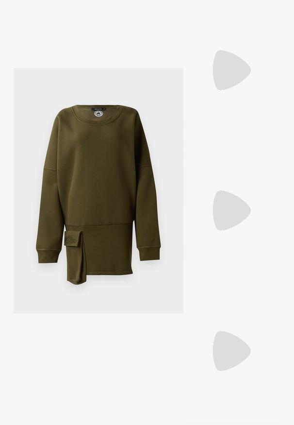 Sweatshirt verde oliva, material suave, decote redondo, mangas longas, fenda lateral com detalhe em tecido, detalhe de logótipo bordado na parte inferior da frente.; Salto slingback em patente preta com bico apontado, apresentando um padrão de pele de cobra texturizado, tira ajustável e um salto bloco curto e texturizado.; Bolsa de ombro em couro preto com dois bolsos frontais, fivelas douradas, fecho de zíper e uma alça fina. Superfície texturizada e forma retangular compacta.; Brincos em metal dourado com forma de arco alongado e curvado. Apresentam uma superfície lisa e brilhante, com uma ponta arredondada para um detalhe adicional.
