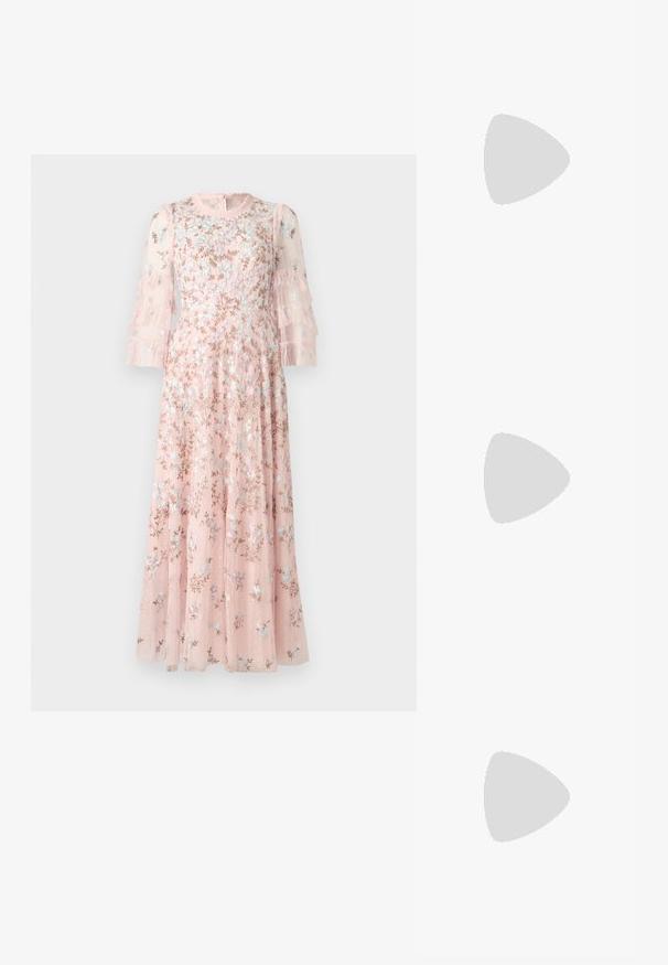 Needle & Thread EVERETT BLOOM ROUND NECK GOWN - Apģērbs svinīgiem gadījumiem - light pink; Baltas ādas sporta apavi, zema dizaina, ar gludu tekstūru, noapaļotu purngalu, ar auklēm priekšpusē un nelielu izšūtu logotipu sānos.; Melna ādas pusmēness forma bagā ar zelta furnitūru, ar rāvējslēdzēja aizdari. Nēsāta pāri ķermenim virs pelēka džempera.; Zeltītu mezgla auskari ar vērptu dizainu. Katrs auskaru pāris ir aprīkots ar apaļu caurspīdīgu atbalstu drošai nēsāšanai.