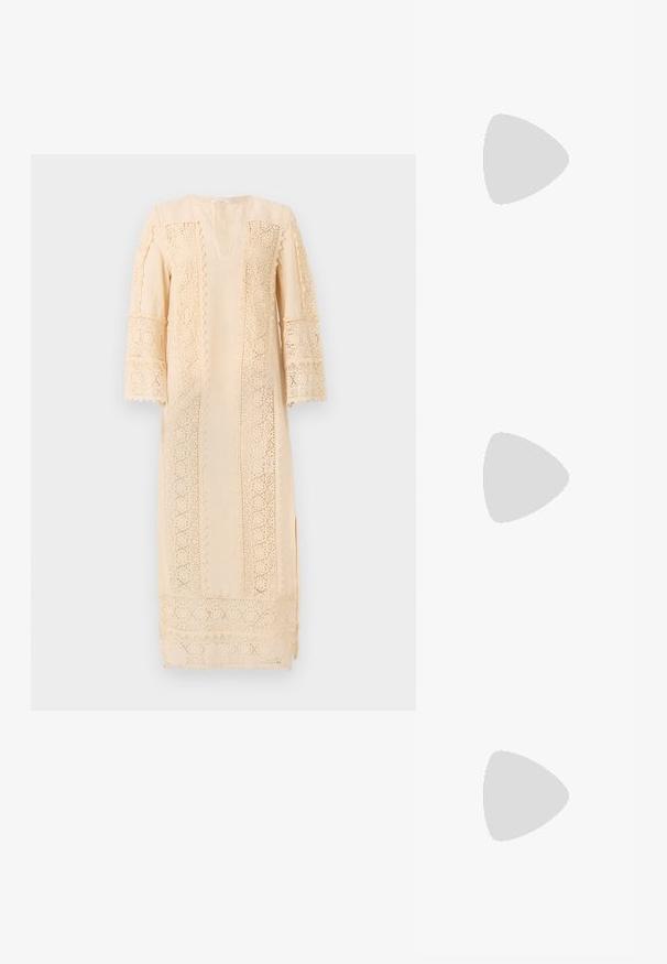 Licht beige jurk met ingewikkelde kantdetails langs de mouwen en zijkanten, met een ontspannen pasvorm en een subtiele V-hals.; Zwarte leren sandaal met dunne banden, lage blokhak en vierkante neus. Heeft een gespsluiting en een zachte textuur.; Zwarte plastic zonnebril met groene lenzen, vierkante montuur, zilveren accent op de wenkbrauw en een gestructureerde tempel. Merken vermeld op de binnenkant van de arm.; Zwart leren schoudertas met een halve maanvorm, textuur oppervlak, gouden rits en een platte schouderband. Compact ontwerp geschikt voor de benodigdheden.