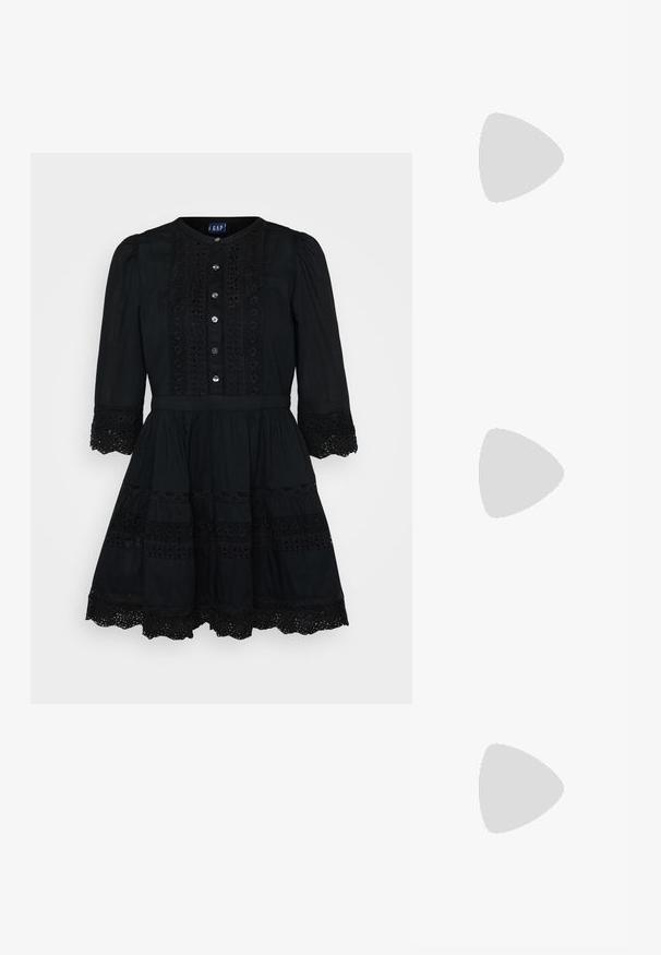 Černé bavlněné šaty s plnou sukní, kulatým výstřihem, předními knoflíky a krajkovými detaily na rukávech a lemu. Obsahují přiléhavé tělo.; Hnědé kožené kovbojské boty s špičatou špičkou, vyšívanými spirálovými vzory na štítech a s blokovým podpatkem. Obsahují poutko pro snadné obouvání.; Černé sluneční brýle ve stylu kočičích očí s matným povrchem, vybavené šedými zabarvenými skly, ostrými liniemi a elegantními bočními rameny. Název značky viditelný na vnitřní straně ramene.; Zlaté kruhové náušnice s hladkým, zaobleným designem. Obsahují malou závěsovou sponu, lehký vzhled a lesklý povrch.