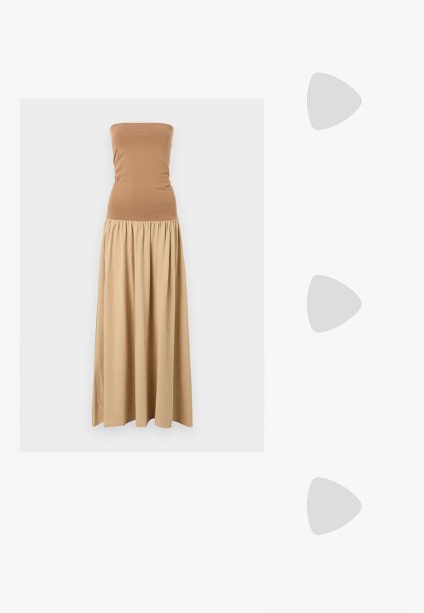 Rochie maxi fără bretele, cu un top ajustat de culoare maro și o fustă fluidă de culoare khaki. Realizată dintr-un material moale, cu o talie strânsă.; Sandale din suede cu barete încrucișate, de culoare maro deschis, cu talpă înfășurată în plută și bază din cauciuc texturat, având un design plat și o potrivire largă.; Geantă în formă de găleată din piele ecologică maro, cu o formă structurată, accente aurii, un mâner superior și o curea de umăr ajustabilă. Textură netedă, fără modele vizibile.; Broșă de culoare aurie cu un design împletit, având linii netede și curbe și o formă complexă, ce reflectă un finisaj lucios.