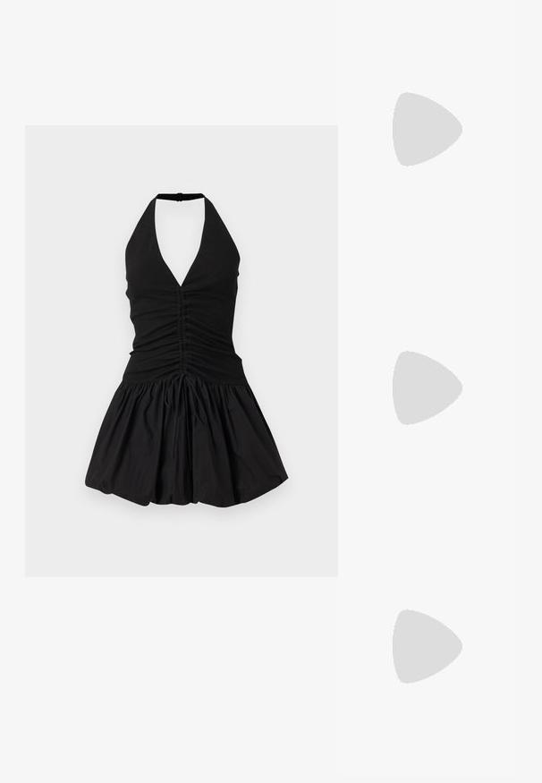 Melnā haltera kleita ar dziļu V veida kakla izgriezumu, saplacinātu krūšu daļu un paplatinātu svārku. Izgatavota no mīksta auduma ar gludu tekstūru un ar auklas detalizāciju.; Melnas augstpapēžu sandales ar plāniem siksniņām un mezgla dizainu, gluda kvadrātveida purngalu un elegantu stiletto papēdi.; Gaiši pelēka metāla rokassoma ar ķēdes siksnu, rotāta ar mazām apaļām metāla kniedēm un trīsstūra zīmola logo.; Sudraba riņķveida auskari ar gludu, spīdīgu apdari. Apaļas formas, viegla dizaina, ar aizdari uz stieples.