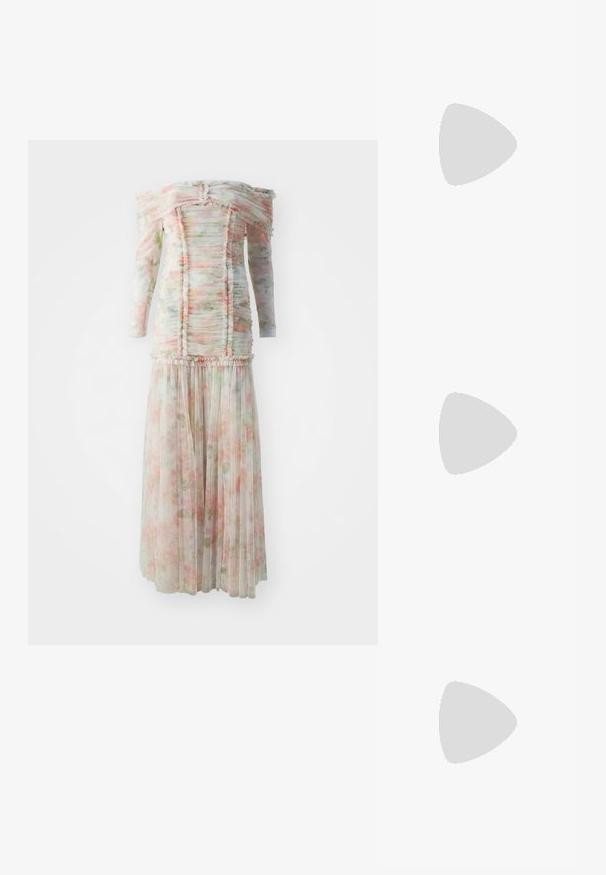 Off-shoulder blomsterkjole med flæse detaljer, lavet af letvægtsstof i bløde pink og grønne nuancer, med en plisseret nederdel.; Sort lædersandal med spids tå, dekorative stropper med metaløjer og en lav blokhæl. Struktureret overflade.; Sort læderhåndtaske med en fold-over klaff, guldfarvet kædestrop og logo hardwaredetalje på forsiden. Glat tekstur.; Et par uregelmæssige ovalformede øreringe i guldtonet metal med en tekstureret, let hamret overflade på en hvid baggrund.