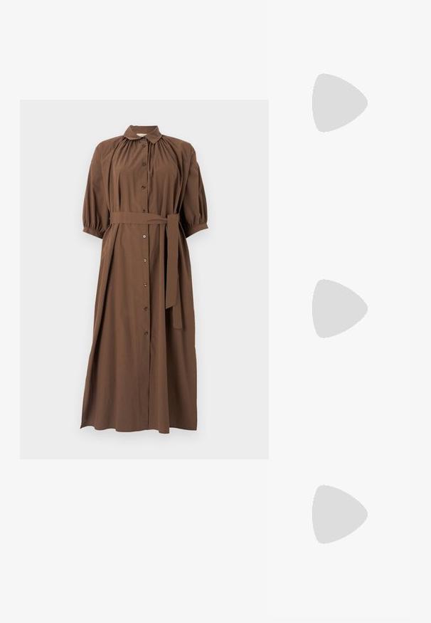 Braunes Kleid mit Kragen, Knopfleiste vorne, kurzen Puffärmeln, Taillengürtel und fließender A-Linie.; Schwarze Leder-Pumps mit spitzem Zehenbereich und runder, ballförmiger Ferse. Glatte Textur mit einem eleganten, minimalistischen Design.; Schwarze Leder-Umhängetasche mit plissierter Gestaltung, glatter Textur, einem einzelnen Tragegurt und einem dezenten goldenen Hardware-Akzent.; Ohrringe in Goldfarbe haben unregelmäßig geformte, strukturierte Motive, verziert mit grünen Edelsteinen und weißen Perlen, die mit Clipverschluss gesichert sind.