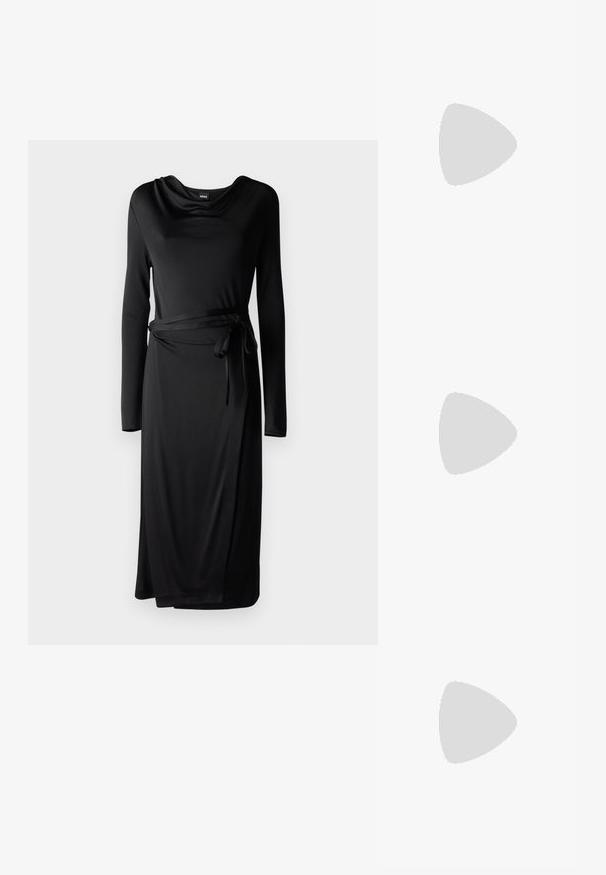 Svart langermet kjole med drapering i halsen og midjebånd, laget av glatt stoff. Har rak skjæring og kne-lengde kant.; Sorte skinn ankle boot med spiss tå og blokkhæl. Glatt tekstur, minimalistisk design og høy skritt silhuett.; Sorte solbriller med vinklede, kattøye-design. Sølvfargede speilglass. Slanke, lette plastik rammer med subtil merking på stengene.; Sølvmetalløreringer med en jevn, dråpeform og en polert finish. Subtile graveringer legger til detaljer. Minimalistisk design.