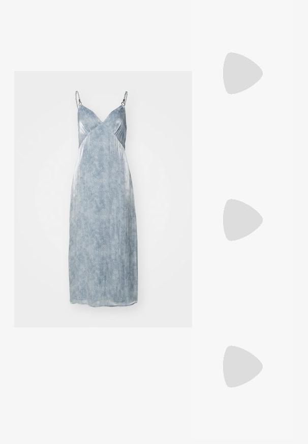 Gaiļbikses no satīna gaisā zilā krāsā ar teksturētu rakstu, ar regulējamiem siksnām un pārklājošu priekšpusi. Vidēja garuma ar gludu apdari.; Melna patent āda ar slīdošo papēdi un smailo purngalu, ar teksturētu čūsku drukājumu, regulējamu siksniņu un īsu teksturētu blokpapēdi.; Melns ādas apliecības soma ar zelta ķēdes siksnu, ar gludu tekstūru, taisnstūra formu un izspiestu zīmolu uz priekšpuses.; Zeltītas auskaru rotas, kuru centrā ir taisnstūra formas caurspīdīgs kristāls, kas karājas zem mazu, apaļu caurspīdīgu akcentu rindas. Elegants, mūsdienīgs dizains.