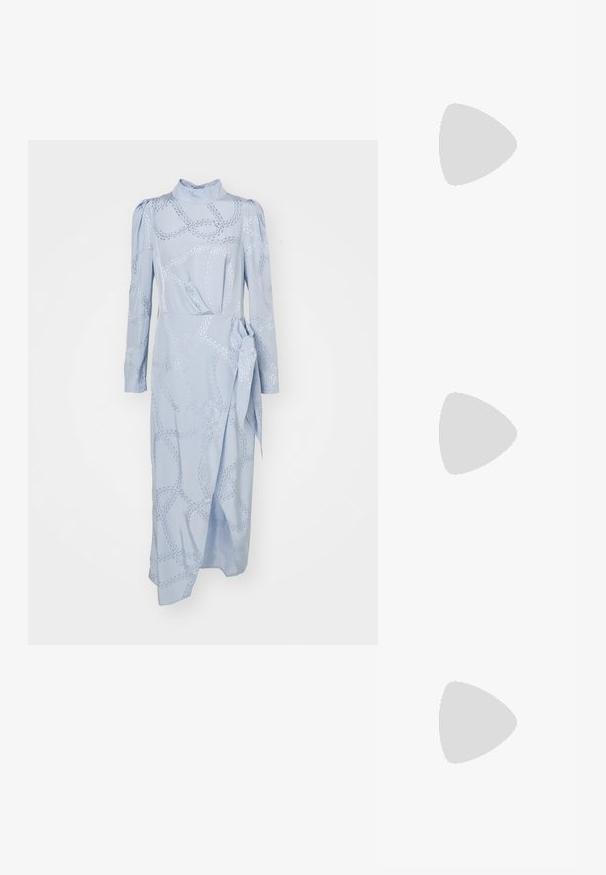 Világoskék Ruha magas gallérral, hosszú ujjakkal és megkötős derékkal. Finom mintázata van összefonódó vonalakkal és lebegő sziluettje van.; Fekete magas sarkú szandálok vékony pántokkal, csomózott mintával, sima négyzetes orral és karcsú stiletto sarkal rendelkeznek.; Világosszürke fémes kézitáska lánc pánttal, kis kör alakú fém kifinomult díszítéssel és háromszög alakú márkagéppel.; Ezüst karika fülbevalók sima, fényes felülettel. Lekerekített forma, könnyű kialakítással, tűs zárómechanizmussal.