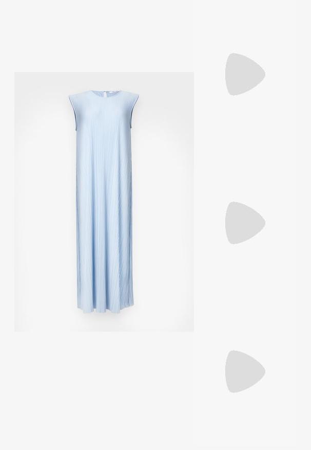 Robe sans manches plissée bleu clair avec un col rond et une fermeture en goutte dans le dos. Forme A-line flottante, texture lisse et éclat subtil.; Chaussures slingback en cuir verni noir avec un bout pointu, des détails en métal argenté et un faible talon bloc. Texture lisse et brillante tout au long.; Sac bandoulière en cuir noir avec une texture lisse, de forme rectangulaire et un détail en chaîne métallique à l'avant. Sangle réglable incluse.; Boucles d'oreilles en argent avec un clou carré, présentant une finition lisse et polie ainsi qu'une forme en goutte d'eau, réfléchissant la lumière grâce à une surface brillante.