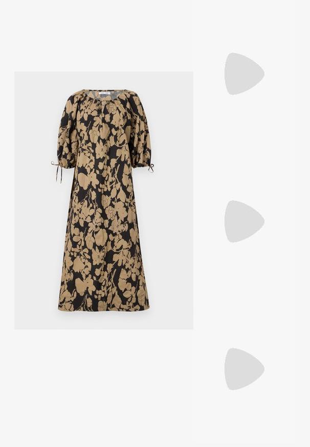 Een jurk met bloemenpatroon in zwart en beige, met een losse pasvorm, pofmouwen en verstelbare sluitingen bij de mouwen. Gemaakt van lichtgewicht stof.; Gouden, metalen slingback hakken met een spitse neus en een chunky hak. Glad oppervlak, minimalistisch ontwerp en een smalle band.; Zwarte leren handtas met een gebogen vorm, afneembare schouderband en gouden hardware. De tas heeft een klep met een gespsluiting.; Goudkleurige oorbellen met ovaalvormige heldere kristallen omringd door kleinere heldere stenen, met een haakontwerp voor een veilige draagervaring.