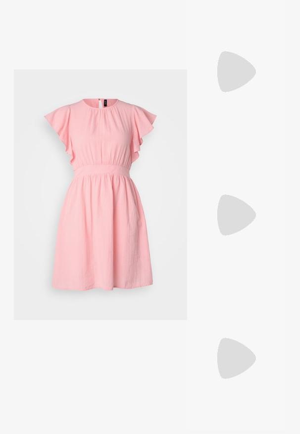 Robe courte rose avec des manches volantes, un col rond, une taille cintrée et une jupe fluide. Fabriquée dans un tissu léger et texturé.; Escarpin en cuir verni noir à talon haut, avec un bout pointu, une bride réglable à la cheville et des côtés ouverts. Texture lisse.; Lunettes de soleil noires surdimensionnées avec des verres dégradés, monture épaisse et détails en chaîne dorée sur les branches.; Sac à main noir à la forme structurée, texture lisse et fermoir métallique. Associé à un pantalon noir ample et des sandales ouvertes sur un sol en bois.