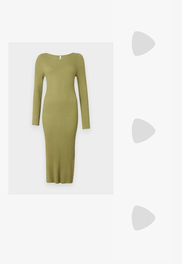 Ribbat stickad klänning i olivgrön, med rundad halsringning och långa ärmar. Sittande siluett som sträcker sig till mitten av vadens längd.; Svarta lackläder slingback klackar med spetsig tå och geometrisk klack. Har en elegant, minimalistisk design och slät yta.; Svart läderhandväska med en böjd form, avtagbar rem och guldiga detaljer. Väskan har ett lock med en spänndetalj.; Ring i guldutförande med en organisk, vriden design, slät yta och avsmalnande ändar, vilket ger ett modernt, skulpturalt utseende.