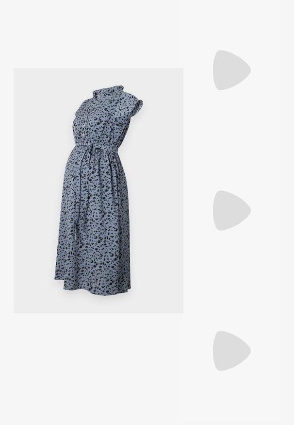 Schwangerschaftskleid aus hellblauem Stoff mit schwarzen Punkteprint, kurzen Ärmeln, kragenförmigem Ausschnitt und Taillenzug für eine verstellbare Passform.; Schwarze, hochhackige Sandalen mit dünnen Riemen und einem geknoteten Design, einer glatten, rechteckigen Zehenpartie und einem eleganten Stiletto-Absatz.; Hellegraue metallische Handtasche mit einer Kettenriemen, verziert mit kleinen kreisförmigen metallic Nieten und einem dreieckigen Markenlogo.; Silberne Creolen mit einer glatten, glänzenden Oberfläche. Abgerundete Form, leichtes Design, mit einer Steckverschluss. 
