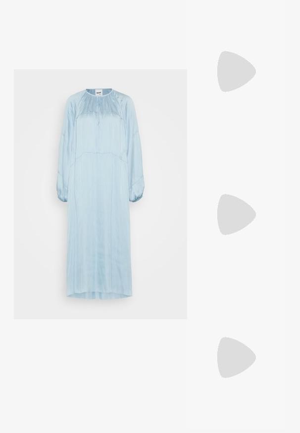 DAY Birger et Mikkelsen MIRIAM MODERN DRAPE  - Dnevna obleka - bright sky; Bež usnjeni čevlji z texturiranimi detajli, zaobljenim prstom, svetlim vezalkami in gumijastim podplatom. Imajo perforirane detajle na straneh.; Bela usnjena torbica s ukrivljeno obliko, ki na sprednji strani nosi vžgano logo "CK" in ima eno naramnico. Zadrga za zapiranje na vrhu.; Srebrne viseče uhane z tankim, mrežastim dizajnom in ravnimi palicami, ki imajo metuljaste zaponke za varno zapenjanje.