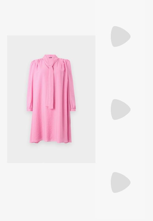 Rosa, langärmliges Kleid mit einer Krawattenkragen, das an den Schultern mit Raffungselementen verziert ist. Sanfte Textur mit lockerer Passform und ausgestelltem Saum.; Schwarze Lacklederschuhe mit Slingback, spitzem Zehenbereich, silbernen Hardware-Details und einem niedrigen Blockabsatz. Glatte, glänzende Textur auf der gesamten Oberfläche.; Schwarze Leder-Crossbody-Tasche mit glatter Textur, rechteckiger Form und metallic-kettendetail auf der Vorderseite. Verstellbarer Gurt inklusive.; Silberne Tropfenohrringe mit einem quadratischen Stecker, die eine glatte, polierte Oberfläche und eine Tropfenform aufweisen, die Licht mit einer glänzenden Oberfläche reflektiert.