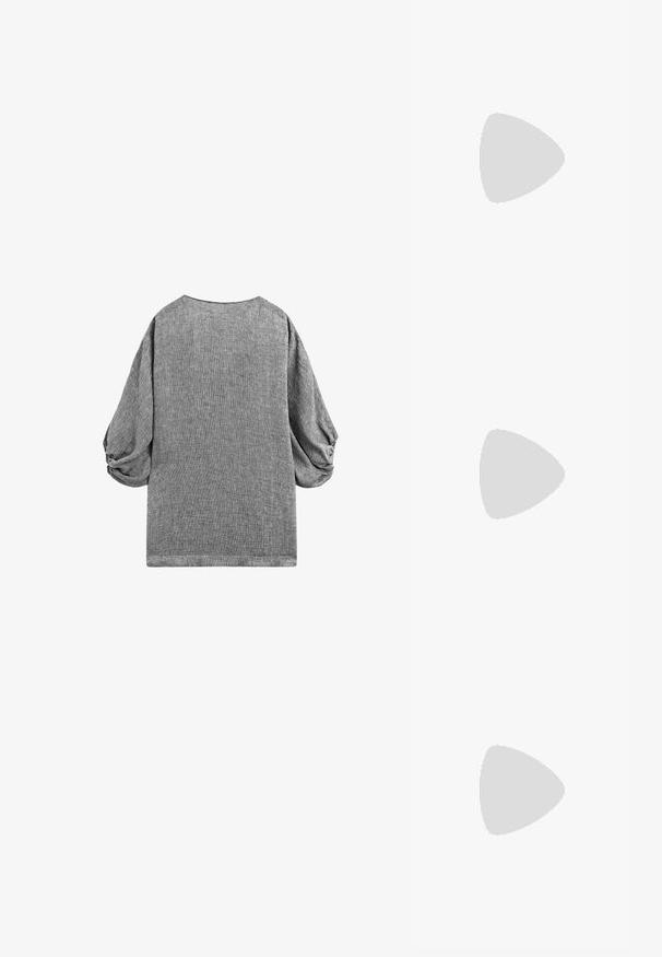Grå kortärmad topp med lös passform och rynkade puffärmar. Texturerad tyg med ett subtilt mönster och en rundad halsringning.; Ljusrosa tops utan ärmar med justerbara spagettiband, en figurnära bodice och en svängd fåll med en scalloped kant och knytdetalj.; Svart gummislip-in sandal med ett texturerat rem och enkel platt sula, visas från sidan på en enkel ljus bakgrund.; Svarta solglasögon med ovala linser, mörk gradienttoning och smala skalmar med subtila guldaccenter. Slät plastfinish.
