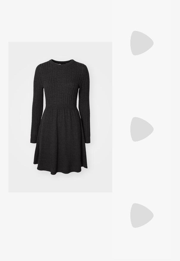 Robe en tricot côtelé gris foncé avec des manches longues, un col rond, un corsage ajusté et une jupe évasée. Texture douce, design polyvalent.; Escarpins en cuir verni noir avec bout pointu et talon bloc géométrique. Présente un design élégant et minimaliste ainsi qu'une texture lisse.; Sac hobo en cuir noir avec une texture lisse, une forme incurvée et une seule sangle réglable ; dispose d'une large ouverture en haut.; Bracelet en métal couleur or avec un design fluide et courbé. Présente un petit accent argenté proéminent à une extrémité.