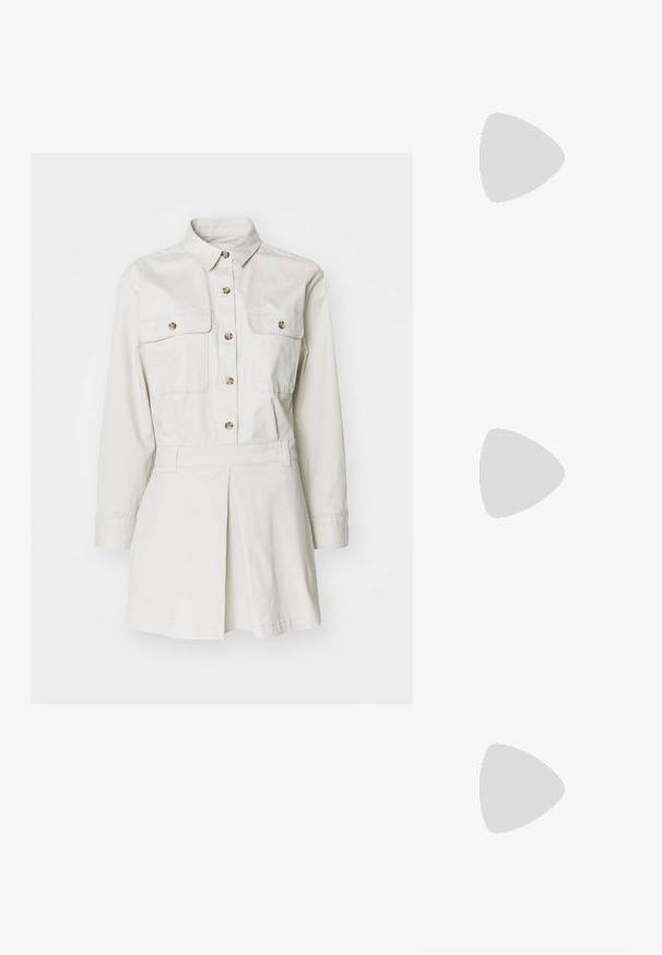 Hvit bomullsskjortedress med lange ermer, krage, to brystlommer og detaljert plissering i skjørtet, med knappestenging.; Spiss-tå høyhælte sko med en fargekomposisjon av sølv, gull og nude. Glanset overflate med utskjæringsdesign, med en stiletto hæl.; Sølvfarget metallisk poseveske med en myk, avrundet form og en knyttet topplukking. Laget av glatt imitert skinn.; Sølv hoops øredobber med en tvistet design, som har en polert finish og bakstøtte. Mål omtrent 3 cm i diameter.