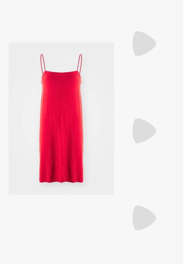 Rochie roșie cu bretele subțiri, realizată dintr-un material ușor, cu o siluetă simplă și dreaptă, textură netedă, lungime medie, fără modele sau accente.; Sandale negre din piele cu curele subțiri, toc mic pătrat și vârf pătrat. Prezintă o închidere cu cataramă și o textură netedă.; Geantă crossbody din piele neagră, cu formă de jumătate de lună, suprafață texturată, fermoar auriu și curea plată. Design compact, potrivit pentru obiectele esențiale.; Cercei din perlă argintie cu o formă curbată, asemănătoare unei boabe. Suprafață netedă și strălucitoare, asigurată cu un sistem de fixare tip tijă și spate.