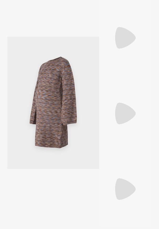 Robe en tricot marron avec un motif marbré bleu et orange, manches longues, encolure ronde et coupe décontractée conçue pour le confort.; Baskets blanches en matériau synthétique lisse, avec un bout arrondi, un design à lacets, une semelle plate et des détails perforés discrets.; Sac à main noir à la forme structurée, texture lisse et fermoir métallique. Associé à un pantalon noir ample et des sandales ouvertes sur un sol en bois.; Boucles d'oreilles en argent avec une finition lisse et brillante. Forme arrondie, conception légère, avec un fermoir à tige.