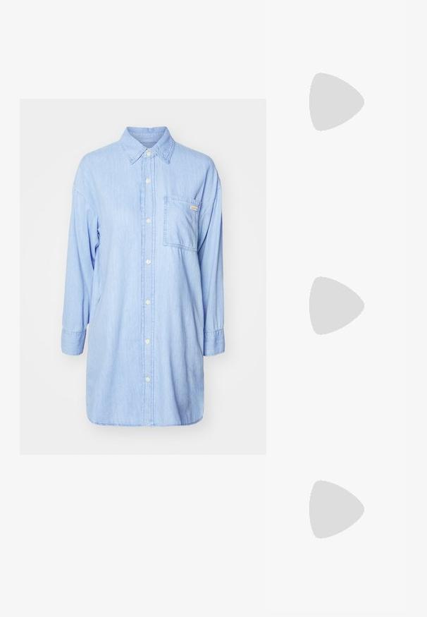 Camisa de denim azul claro com mangas longas, frente abotoada, colarinho, bolso no peito e uma bainha ligeiramente curvada. Ajuste casual com textura suave.; Sandy em verniz preto com salto slingback, ponta afilada e salto geométrico. Apresenta um design elegante e minimalista com textura suave.; Bolsa de couro preta com forma curva, alça destacável e detalhes em dourado. A bolsa possui uma aba com detalhe de fivela.; Quatro pares de brincos de prata: dois designs de argolas lisas e brilhantes, um texturizado e um coberto com pequenas pedras de strass transparentes.