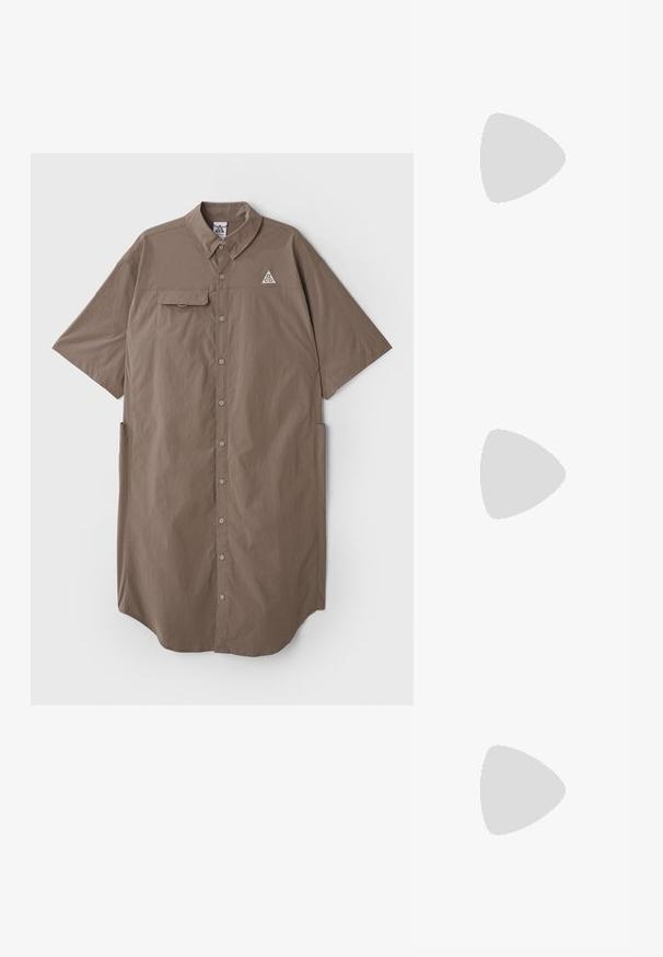 Rochie cămașă scurtă, maro, cu mânecă scurtă, guler, închidere cu nasturi, un singur buzunar pe piept și detaliu de logo în partea stângă sus a pieptului.; Sandale albe cu toc înalt și gros, cu un design cu curele și legătură la gleznă. Textură netedă, cu o platformă frontală pentru înălțime suplimentară.; Ochelari de soare cu chelă de broască țestoasă, având un cadru rotund și voluminos, cu lentile maro. Prezintă modele subtile și brațe drepte, conice.; Geantă din piele maro, tip crossbody, cu o formă curbată, accesorii aurii și un accent cu cataramă. Dispune de un curea de umăr detașabilă.