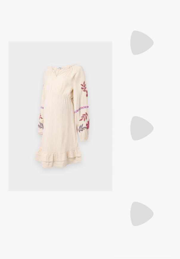 Kremfarget graviditetskjole med lange ermer, et samlet liv, og blomsterbroderi i rosa og blått. Har en volangkant.; Sorte patentlær ankle boot med spiss tå og en mellomhøy blokkhelt. Glatt tekstur og minimalistisk design.; Svart håndveske med strukturert form, jevn tekstur og metallisk lås. Kombinert med brede svarte bukser og sandaler med åpen tå på tregulv.; Sølv hoop øredobber prydet med flere klare krystallpynt, med en teksturert overflate og et åpent sirkulært design.