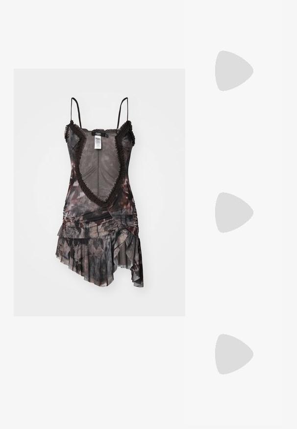 Asimetrična obleka v temnih odtenkih s cvetličnim printom. Ima nagubane robove, tanke naramnice in gubano tkanino.; ALDO CRERIDE PILLOW WALK - Sandali - beige; Črna usnjena torbica na preklop z zlato kovinsko zaponko. Vključuje črn trak in eleganten, minimalističen dizajn.; Zlate obroče ušesne uhane, tanke in krožne oblike, z gladko kovinsko površino brez okrasnih elementov ali vzorcev.