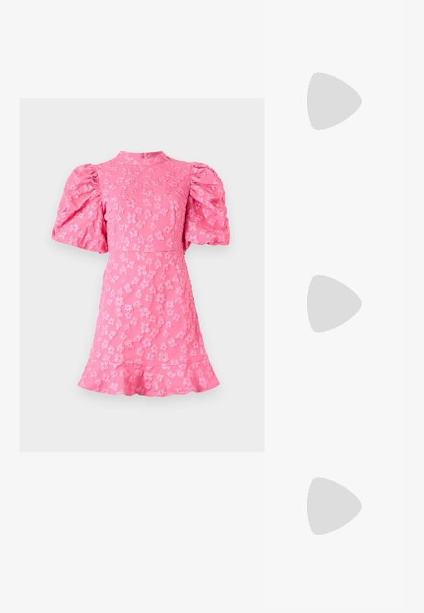 Vero Moda VMFIA SHORT - Kasdienė suknelė - pink cosmos; Juodos aukštakulnės šlepetės su keliais perrištomis juostelėmis. Lygi medžiaga, smailas nosis ir siauras kulnas. Reguliuojama kulkšnies juostelė su sagtimi.; Juodas odinis dėkliukas su atvarteliu ir auksinės metalinės sagties detalėmis. Įeina juodas diržas ir elegantiškas, minimalistinis dizainas.; Aukso auskarai su lygiu, blizgiu paviršiumi. Apvalus dizainas su maža užrakto dalimi ir skaidria atrama saugiam nešiojimui.