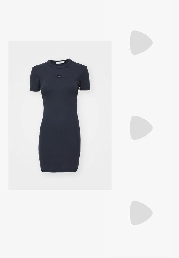 Granatowa, prążkowana sukienka z bawełny, z krótkimi rękawami, okrągłym dekoltem i dopasowanym krojem. Posiada małą, czarną naszywkę z logo na piersi.; Czarne sandały na obcasie z prostokątnym noskiem i niskim słupkowym obcasem. Posiadają wiele cienkich pasków i regulowany pasek na kostkę. Wykonane z gładkiej skóry.; Czarna skórzana torba tote o gładkiej fakturze, usztywnionym kształcie, dwóch uchwytach oraz wyraźnym srebrnym zapięciu na przodzie.; Srebrna obrączka podwójna z gładką, polerowaną powierzchnią. Posiada płynny, zakrzywiony kształt z nakładającymi się sekcjami, co nadaje nowoczesny wygląd.