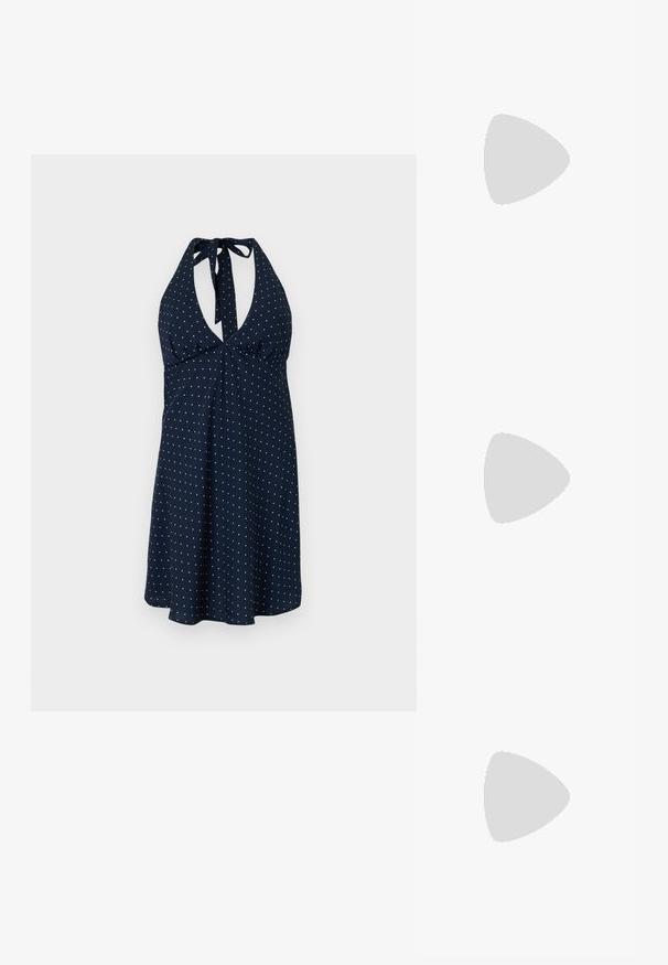 Marinblå halterneckklänning med vita prickar, med djup dekolltage, rynkad midja och flödande kjol. Tyget har en mjuk textur.; Svart lackläder slingbacksko med spetsig tå, ankelremmar med silverfärgade spännen och detaljer samt en smal klack.; Guldfärgad metallhandväska med en strukturerad design, slät textur och justerbar rem. Har en unik triangulär form och minimalistisk sömnad.; Örhängen i guldton med texturerade, vågiga former. Inkluderar skulpturala clip-on-stift och öppen hoop-design med hamrad finish.