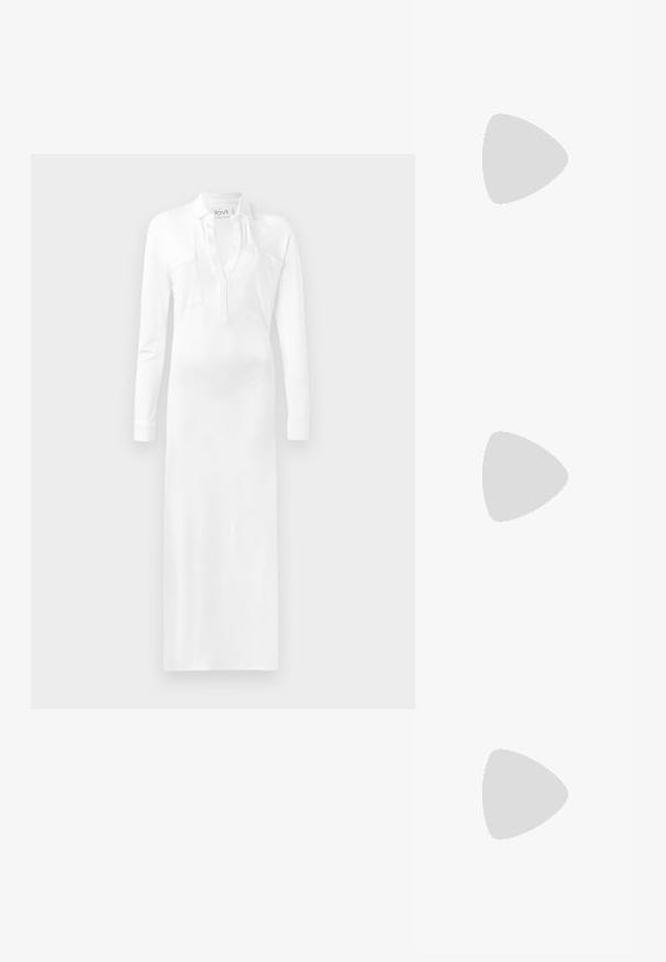 Witte lange mouw jurk met een kraag en twee borstzakken, gemaakt van soepel materiaal dat tot de grond valt. Inclusief een knoopsluiting.; Zwarte gepatineerde leren hoge hak muiltjes met een spitse neus en een slanke silhouet, met een open achterkant en een slanke stilettohak.; Zwarte lederen handtas met een gebogen ontwerp, voorzien van zilveren studs, een gesp en twee zijvakken. Verstelbare schouderband voor verschillende draagmogelijkheden.; Rabanne XL LINK DOUBLE HOOP EARRING - Oorbellen - silver-coloured