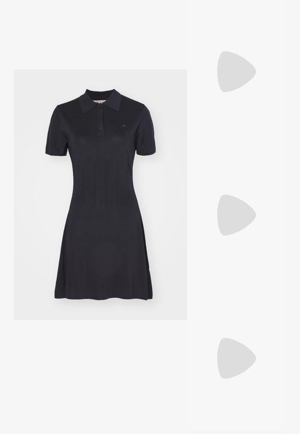 Tumši zila polo kleita ar īsām piedurknēm, apkakles izgriezumu, trīs pogu aizdari un vertikālām šuvēm, izgatavota no teksturēta auduma.; Baltas ādas sporta apavi, zema dizaina, ar gludu tekstūru, noapaļotu purngalu, ar auklēm priekšpusē un nelielu izšūtu logotipu sānos.; Melnas ādas rokas soma pusmēness formas. Iezīmē zelta metāla akcentus un šauru siksniņu. Gluda tekstūra, rāvējslēdzēja aizdare augšpusē.; Zeltītu mezgla auskari ar vērptu dizainu. Katrs auskaru pāris ir aprīkots ar apaļu caurspīdīgu atbalstu drošai nēsāšanai.