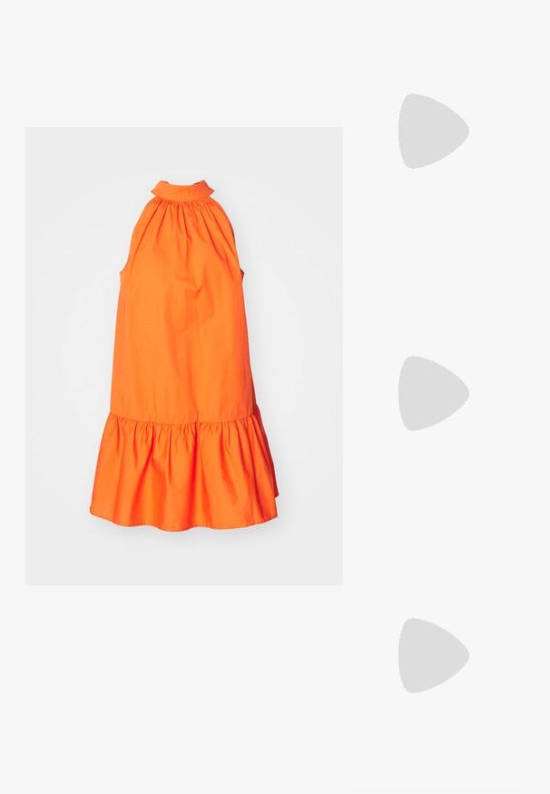 Rochie din bumbac portocalie, cu gât înalt, bust adunat și tiv evazat cu volane. Design simplu, fără modele sau detalii metalice.; Pumps negre cu toc înalt, cu un finisaj lucios, vârf ascuțit, curea la gleznă și un toc stiletto sculptat. Textură netedă și design elegant.; Geantă pentru umăr din plasă metalică argintie, cu un mâner legat, închidere cu fermoar și formă geometrică a corpului, având o textură netedă.; Cerceii din aur și argint au un design în formă de buclă, cu un accent de piatră prețioasă transparentă, având un finisaj metalic lucios și texturi netede.