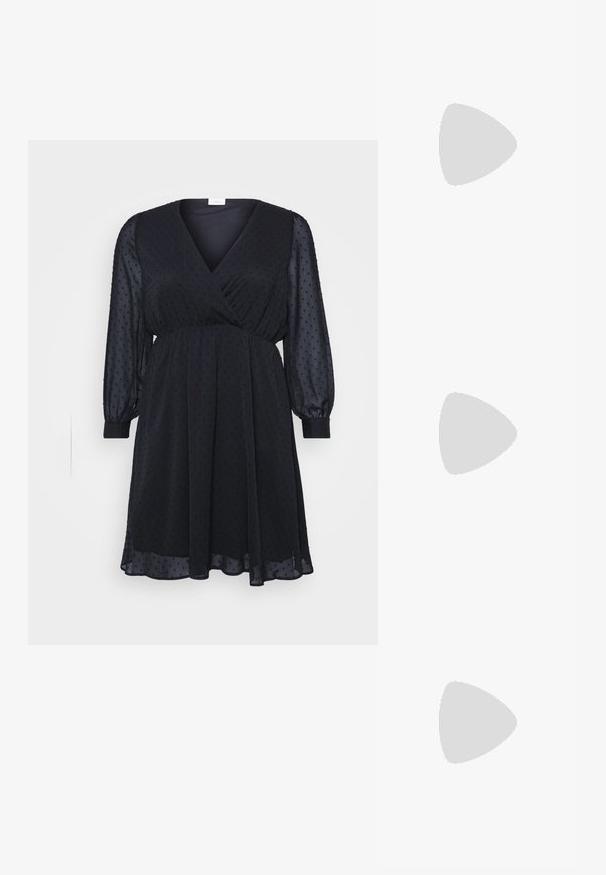 ONLY Carmakoma CARYELIS V NECK DOBBY DRESS - Dnevna haljina - black; Crne sandale s trakama, kvadratnim prstom i niskom blok petom. Ima više tankih trakica i podesivu trakicu oko gležnja. Izrađene su od glatke kože.; Crna kožna torba preko tijela s glatkom teksturom, pravokutnim oblikom i metalnim lancem na prednjoj strani. Uključena je podesiva naramenica.; Prsten u zlatnoj nijansi s organskim, uvijenim dizajnom, glatkom teksturom i suženim krajevima, koji stvara moderan, skulpturalni izgled.
