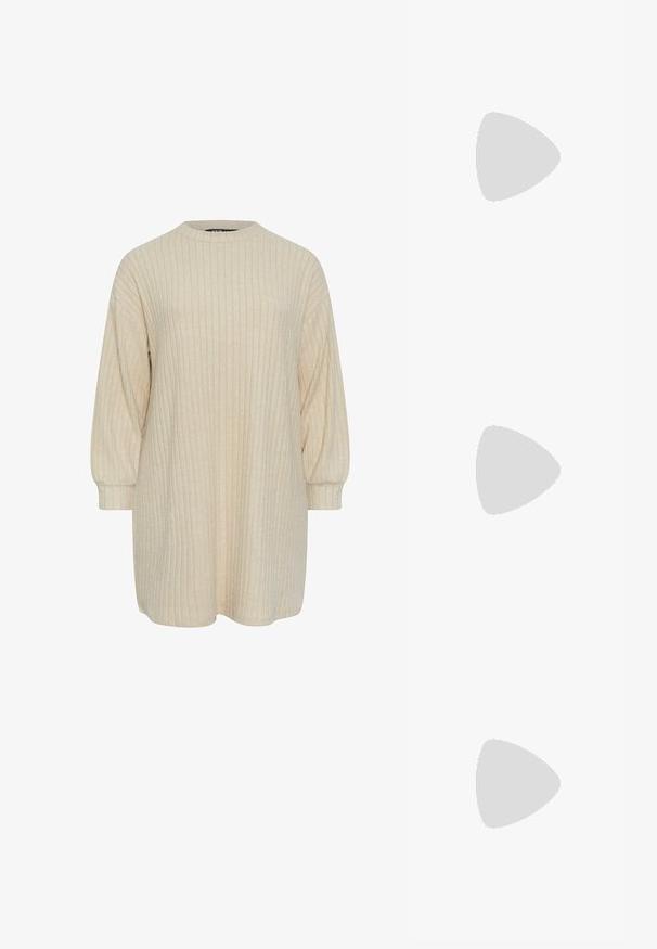 Abito ribbed beige con scollatura rotonda alta e maniche lunghe a sbuffo. Tessuto morbido, taglio al ginocchio e delicati dettagli a righe verticali.; Top senza maniche nero con collo alto, tessuto leggero, vestibilità comoda e orlo asimmetrico più lungo sul retro.; Sneaker nere in tela con lacci bianchi, punta in gomma bianca e una suola intermedia bianca e spessa. Presentano cuciture bianche sottili e una suola in gomma.; Occhiali da sole con lenti rettangolari di colore grigio scuro, montatura in metallo argentato e punte nere in plastica sulle asticelle. Design leggero con cuscinetti per il naso.