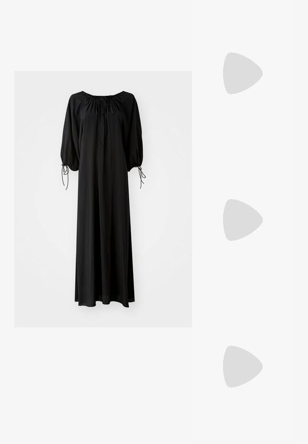 Robe longue noire avec des manches larges et un décolleté arrondi. Présente des liens à coulisse au niveau du cou et des poignets. Fabriquée en tissu léger et lisse.; Talons hauts en cuir noir avec un bout pointu, dotés d'un talon fin et d'un accent en ton or sur la lanière réglable. Texture lisse.; Sac à main en cuir noir avec un design structuré, featuring une forme cropped, une poignée supérieure et des accents en matériel doré. Bandoulière réglable incluse.; Trois anneaux en métal : un en or rose, un en or avec des accents texturés, et un en argent, tous avec une gravure de marque à l'intérieur de la bande.