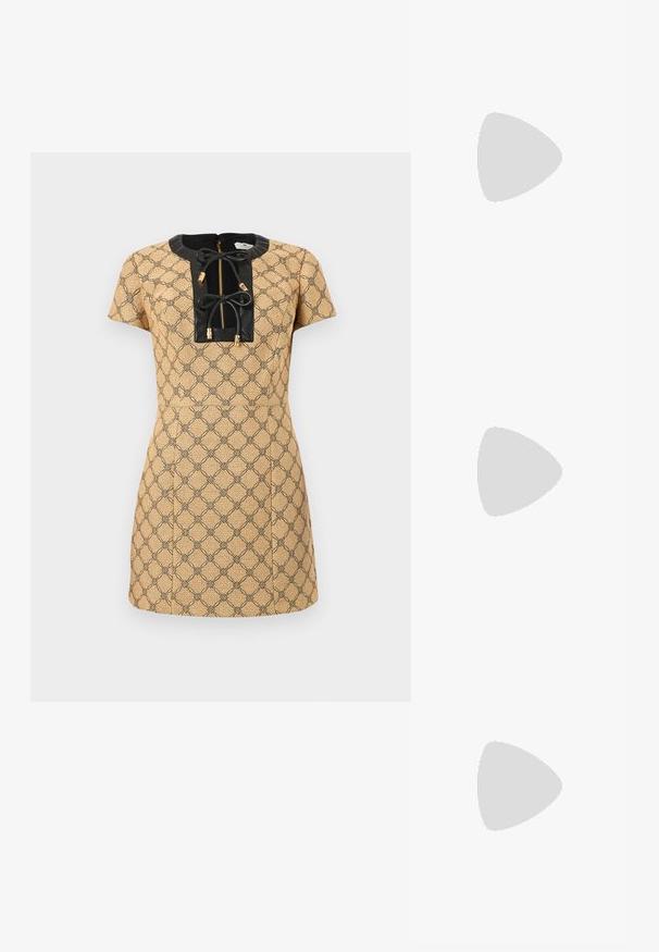 Elisabetta Franchi WOMENS DRESS - Φόρεμα ημέρας - paglia/nero; Μαύρες ψηλοτάκουνες σανδάλες με λεπτές λωρίδες και σχέδιο με κόμπους, λείο τετράγωνο μπροστινό μέρος και κομψό τακούνι στιλέτο.; Ανοικτό γκρι μεταλλική τσάντα χειρός με αλυσίδα, διακοσμημένη με μικρούς κυκλικούς μεταλλικούς στύλους και ένα τριγωνικό λογότυπο της μάρκας.; Ασημένια σκουλαρίκια κρίκοι με λεία, λαμπερή φινίρισμα. Στρογγυλό σχήμα, ελαφρύ σχέδιο, με κλείσιμο τύπου πίσω.