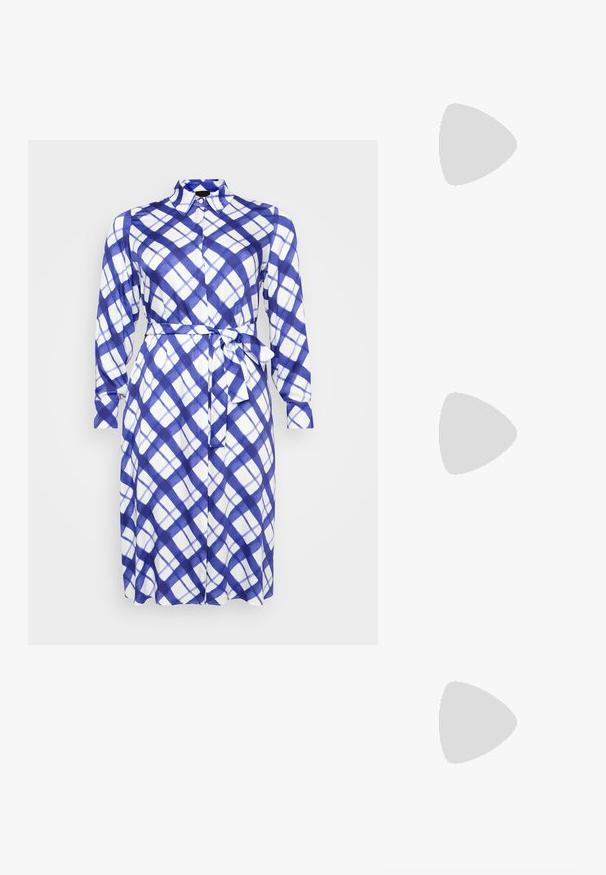 Abito a maniche lunghe con bottoni, in un motivo a quadri blu e bianco, con cintura in vita. Realizzato in tessuto leggero con una texture morbida.; Scarpe slingback in vernice nera con punta appuntita, dettaglio in metallo argentato e tacco basso a blocco. Texture liscia e lucida in tutto l'oggetto.; Borsa a tracolla nera in pelle con una texture liscia, forma rettangolare e dettaglio in catena metallica sul davanti. Inclusa una tracolla regolabile.; Orecchini a goccia in argento con perno quadrato, caratterizzati da una finitura liscia e lucidata e da una forma a goccia, che riflettono la luce grazie a una superficie lucida.