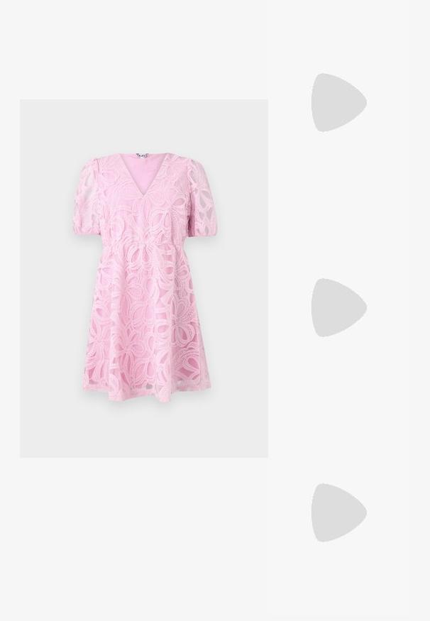 Abito rosa in pizzo con scollatura a V, maniche a palloncino corte e vita aderente. Presenta motivi floreali a strati e una gonna svasata.; Sandalo nero con cinturini, dalla punta squadrata e tacco basso a blocco. Presenta diversi cinturini sottili e una cinturini regolabile alla caviglia. Realizzato in pelle liscia.; Borsa a tracolla nera in pelle con una forma curva, manico rimovibile e accessori dorati. La borsa presenta una patta con un dettaglio a fibbia.; Anello in tono oro con un design organico e Twisted, caratterizzato da una superficie liscia e punte affusolate, che crea un aspetto moderno e scultoreo.