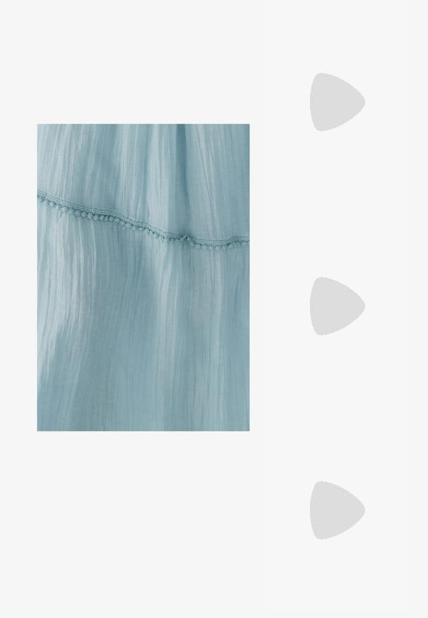 Šviesiai mėlyna suknelė, pagaminta iš susiraukšlėjusios medžiagos, su dekoratyvine nėrinių apdaila palei apačią. Audinys yra minkštas ir lengvas.; Juodos odinės aukštakulnės bateliai su smailiu nosiu, žemu kulnu ir lygiu paviršiumi. Priekyje yra nedidelis atvirumas, o gale minimalus apdaila.; Juodas odinis delninukas su auksine grandine, turintis lygų paviršių, stačiakampį išmatavimą ir įspaustą prekės ženklą priekyje.; Auksinės metalinės auskarų kabės su lenktą, pailgą forma. Turi lygų, blizgantį paviršių ir užapvalintą galiuką papildomam akcentui.