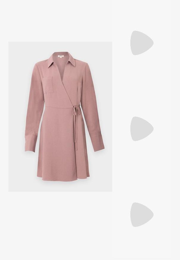 Rochie tip wrap în roz prăfuit, cu mâneci lungi, guler și legătură laterală. Prezintă un buzunar pe piept și o textură netedă.; Pantof cu toc înalt și vârf ascuțit, cu o schemă de culori argintii, aurii și nude. Finisaj lucios cu un design decupat, având un toc stiletto.; Pouch bag metalizat argintiu, cu o formă moale și rotunjită și un închidere de tip nod la partea de sus. Fabricat dintr-un material sintetic din piele netedă.; Cercei din argint cu un design torsadat, având un finisaj lucios și închidere cu tijă. Au un diametru de aproximativ 3 cm.