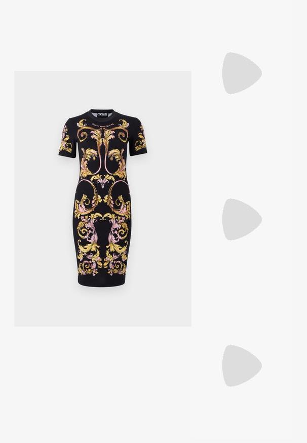 Čierne bodycon šaty s ozdobnými zlatými a ružovými barokovými kvetinovými vzormi, krátkymi rukávmi a okrúhlym výstrihom.; Čierne semišové sandále na vysokom opätku s jednoduchým dizajnom remienka, otvorenou špičkou a remienkom okolo členka s striebornou prackou.; Biele plastové slnečné okuliare s tmavosivými sklami, so zlatým emblémom a textúrovanými detailmi na stranách. Štvorcový tvar.; Michael Kors zápästná taška v béžovej potiahnutej plátenej tkanine s opakujúcim sa vzorom loga MK, zlatým kovania a odnímateľným reťazovým popruhom.