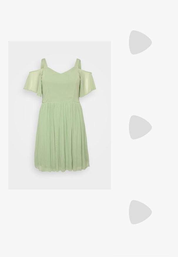 Svetlozelené šaty s ramenami odkrytými, V-výstrihom a zberanou sukňou. Vyrobené z jemného, plynulého materiálu s hladkou textúrou.; Biele slingback topánky na podpätku s ostrou špičkou, hladkým vrchným materiálom, nízkym blokovým podpätkom a bočným výrezom s nastaviteľným remienkom na pracku.; Okrúhle slnečné okuliare s tmavými šošovkami a zlatým rámom. Modelka má na sebe svetlomodrý pletený kardigán s gombíkmi a bielymi rukávmi v kontraste.; Biela obálková kabelka vyrobená z hladkej kože, so strieborným reťazcom a kovovým akcentom na prednej strane. Minimalistický dizajn a trojuholníkový tvar.