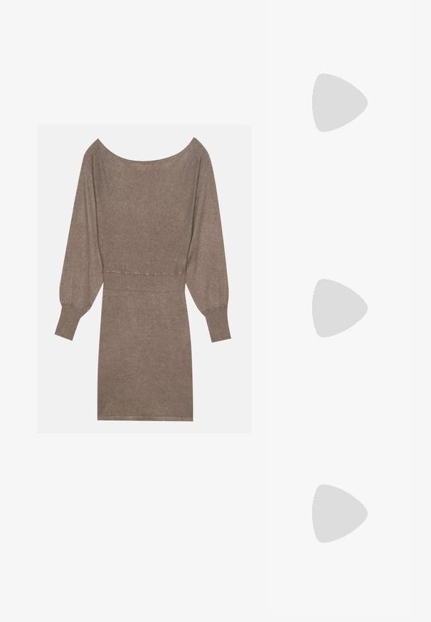 Braun gestricktes Kleid mit langen, puffigen Ärmeln und weitem Ausschnitt. Verfügt über einen gerippten Taillenbund und eine glatte, weiche Textur im gesamten Kleid.; Schwarze Lacklederschuhe mit Slingback, spitzem Zehenbereich, silbernen Hardware-Details und einem niedrigen Blockabsatz. Glatte, glänzende Textur auf der gesamten Oberfläche.; Schwarze Leder-Crossbody-Tasche mit glatter Textur, rechteckiger Form und metallic-kettendetail auf der Vorderseite. Verstellbarer Gurt inklusive.; Silberne Tropfenohrringe mit einem quadratischen Stecker, die eine glatte, polierte Oberfläche und eine Tropfenform aufweisen, die Licht mit einer glänzenden Oberfläche reflektiert.