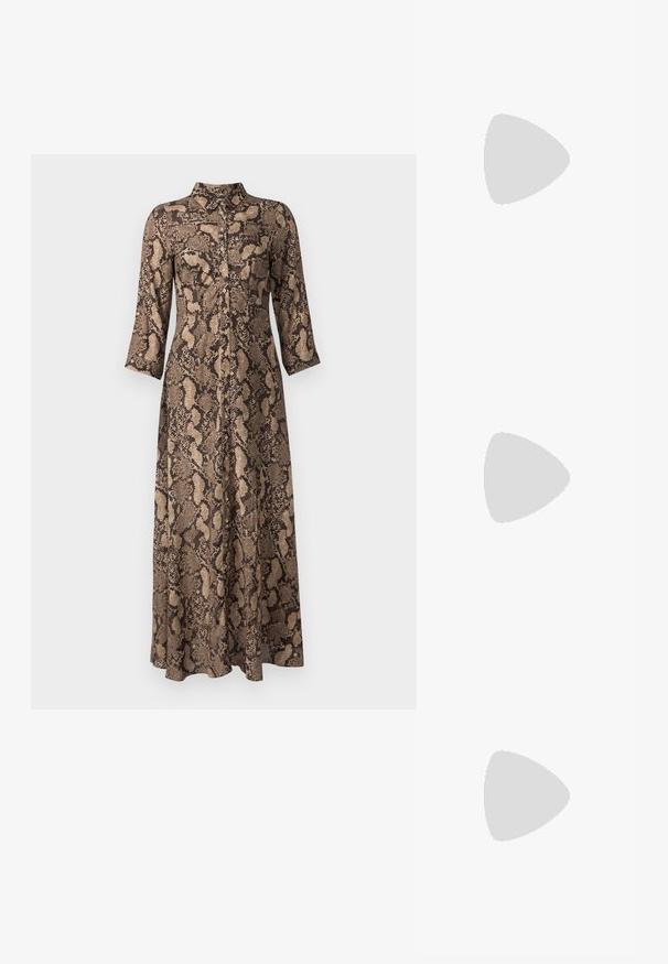Lang, knappet kjole i et brunt og beige slangemønster, med krage og trekvartlange ermer. Mykt, strukturert stoff.; Brune skinncowboystøvler med spiss tå og blokkhelt, med detaljerte sømmer og hevede detaljer på skaftet.; Svart lær clutch-veske med klaff og detalj i gullmetall. Inkluderer en svart stropp og et strømlinjeformet, minimalistisk design.; Sølv hoops øredobber med en tvistet design, som har en polert finish og bakstøtte. Mål omtrent 3 cm i diameter.