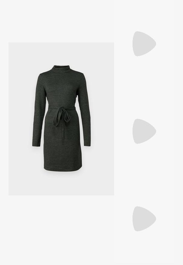 Abito verde scuro a maniche lunghe con colletto alto finto e vita con cintura. Tessuto morbido e texturizzato con una silhouette aderente e orlo a ginocchio.; Sandali neri con tacco alto presentano sottili cinturini con design annodato, una punta quadrata liscia e un elegante tacco a spillo.; Borsa a mano metallica grigia chiara con tracolla a catena, impreziosita da piccoli chiodi metallici circolari e da un logo triangolare del marchio.; Orecchini a cerchio in argento con una finitura liscia e lucente. Forma arrotondata, design leggero, con chiusura a perno.