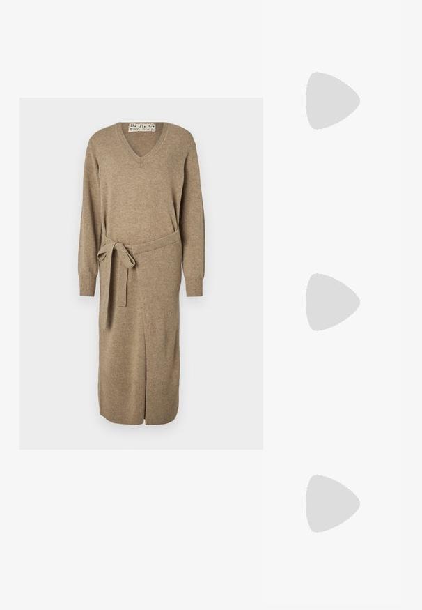 Bež pletena obleka z V-izrezom, dolgimi rokavi, pasom in razporkom. Izdelana iz mehke tkanine, ima ribane manšete in rob.; Črne lakirane sandale s tremi trakovi, zaponko okoli gležnja in 10-centimetrsko stiletto peto. Imajo detajle iz zlatega kovanja in logotipni čar.; Brah blaženka iz rjavega usnja z embosiranim krokodilom, cilindrične oblike, zlatih kovinskih elementov in odstranljivim pasom, ki vsebuje žebljičke.; Zlato-tonirani kovinski uhani v obliki obroča s krivuljo in podolgovato obliko. Imajo gladko, sijočo površino in zaobljen vrh za dodaten detajl.